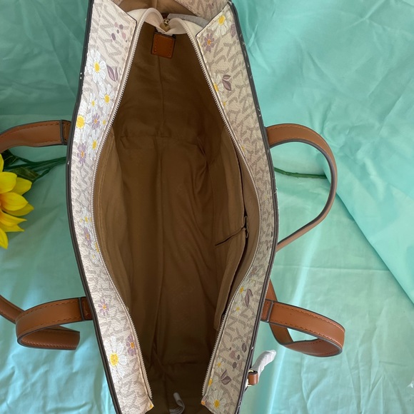 Jones New York Signature Hand Bag with White and Purple Daisies. - Picture 2 of 2